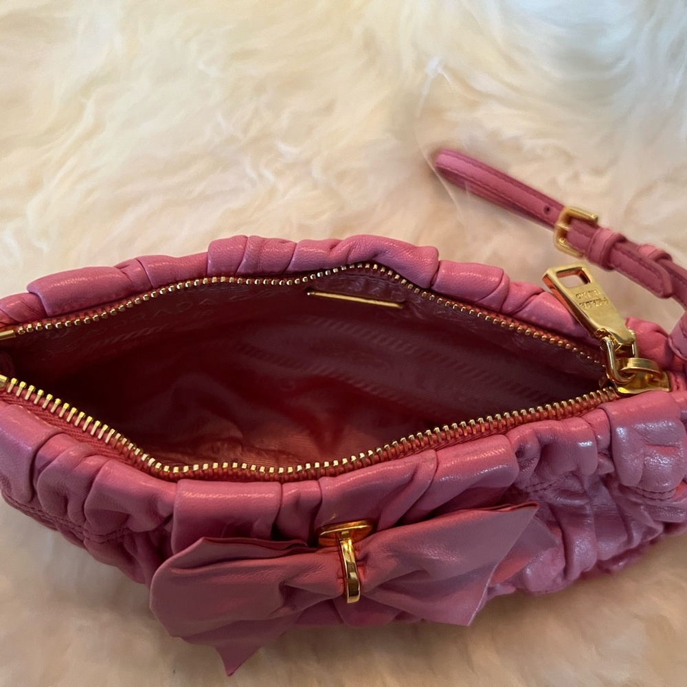 Prada clutch bag pink leather authentic 225-0964 in great condition. Super Cute - Picture 4 of 10